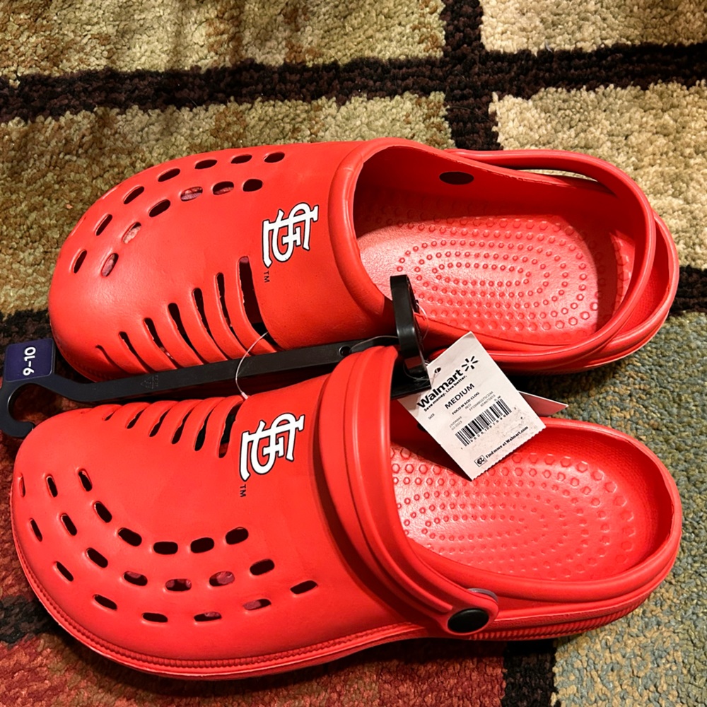 BRAND NEW MLB ST LOUIS CARDINALS CROCS (MEDIUM 9-10)